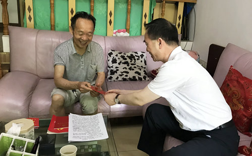 集團(tuán)領(lǐng)導(dǎo)看望慰問離退休黨員、基層困難黨員和年輕黨員(圖3)